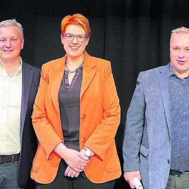 «Bin auf der Seite der Schweiz» - Freude über eine gelungene Maitagung (v. l.): Organisator Mario Gratwohl, Ständerat Marco Chiesa, Grossrätin Désirée Stutz, SVP-Bezirkspräsident a. i. Matthias Moser und Nationalrat Andreas Glarner. Bilder: Walter Minder