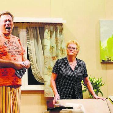 Mit «Pfiff» und Humor - Thomas Lang alias Kurt Bachmann (links) sorgt mit seinem Sozialhilfebetrug für viele Verwirrungen. Unfreiwillig hineingezogen in dieses Drama wird sein aktueller Untermieter Benni Appenzeller (Bruno Villiger, 2. v. l.). Lisbeth Richner und David Küng wirken ebenfalls mit.
