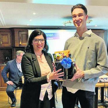 Erstes Amtsjahr souverän gemeistert - Oliver Meyer trat an der GV der FDP Bezirk Bremgarten aus dem Vorstand zurück. Er wurde von Präsidentin Susan Diethelm verabschiedet. Bild: pd