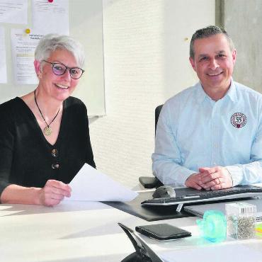 Eingespieltes Team übernimmt - Regina Klossner und Erich Rey gehen die Leitung der Musikschule Kelleramt künftig gemeinsam an. Bild: Celeste Blanc
