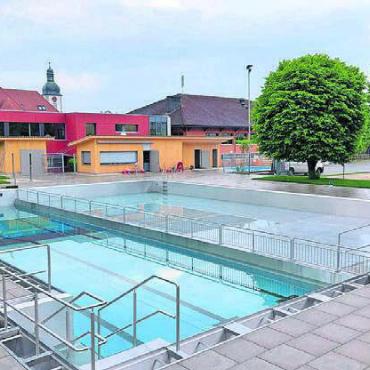 In der neuen Badi - Das saniertes Schwimmbad Dietwil mit Beckenerweiterung. Bild: zg
