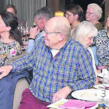 Im Garten Frankreichs - Referent Wolfgang Bleiss fühlte sich sichtlich wohl im Kreis der Weinfreunde. Bild: zg