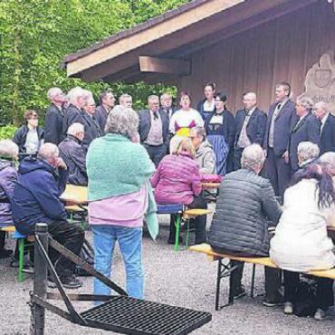 Gelebte Ökumene und tolle Dorfgemeinschaft - Eine respektable Schar von Gläubigen beider Konfessionen nahm teil am ökumenischen Gottesdienst bei der Waldhütte. Bild: zg