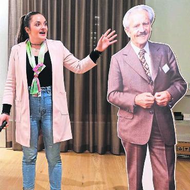 Pionierleistung - Referentin Jeanine Weiler neben Alfred Vogel als Pappfigur in Lebensgrösse. Das Werk Alfred Vogels ist geprägt vom Gedankengut einer in jeder Hinsicht an der Natur orientierten Lebens- und Heilweise. Bild: Susanne Schild