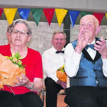Diese Sprache verstehen alle - Hildegard Wettstein vom Gemischten Chor Remetschwil und Albert Strebel vom Männerchor Buttwil wurden für 60 Jahre Aktivmitglied geehrt.