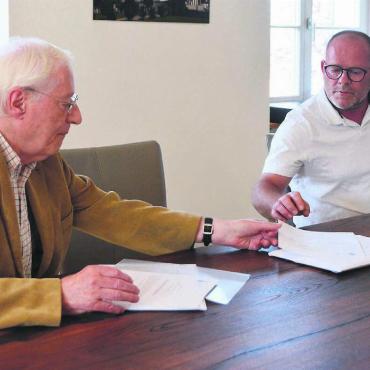 Nicht Zufall soll entscheiden - Paul Beuchat (links) übergibt die gesammelten Unterschriften dem Kirchenpflege-Vertreter Hans-Peter Frey. Bild: Annemarie Keusch