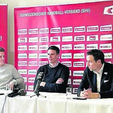 Wohler fädelt Schmid-Coup ein - Der Wohler Pascal Jenny, Präsident des Schweizerischen Handballverbandes (ganz rechts), am Mittwoch bei der Pressekonferenz in Luzern, wo Andy Schmid (Mitte) als neuer Nati-Trainer (ab 2024) vorgestellt wurde. Bild: pd