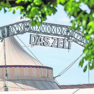 Tour mit Glücksgefühlen - «Das Zelt» kam im vergangenen Jahr erstmals nach Wohlen. Nun bringt das Tourneetheater im Juni wieder viel Spektakel auf das Merkur-Areal. Bild: pd