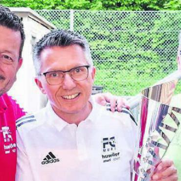 Spannend bis zum Schluss - Der Präsident des Gönnervereins des FC Muri, Walter End, übergibt die Trophäe an Benno Neiger. Bild: zg