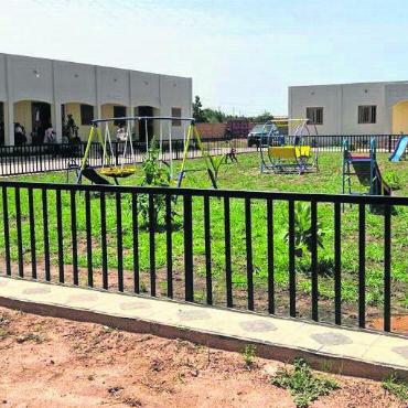 Ein zweites Schulzentrum - Garten, Spielplatz und Schulgebäude – im Centre St. Georges werden seit Oktober drei Klassen unterrichtet.