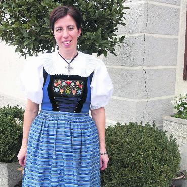 Gelebte Tradition - Eveline Waldvogel in ihrer Freiämter Sonntagstracht auf dem Siebeneichenhof. Hier ist sie aufgewachsen und fühlt sich verwurzelt. Deshalb möchte sie die Tradition des Volkstanzes bewahren und engagiert sich dafür. Bild: Susanne Schild
