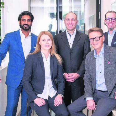 Erneut starkes Ergebnis - Zufriedene Führung (v.l.): Rames Sothy, Mitglied der Bankleitung; Kathrin Peter-Koch, Stv. Vorsitzende der Bankleitung; Patrick Meyer, Mitglied der Bankleitung; Erich Füglistaler, Vorsitzender der Bankleitung; Oliver Jürgen Leder, Mitglied der Bankleitung. Bild: pd