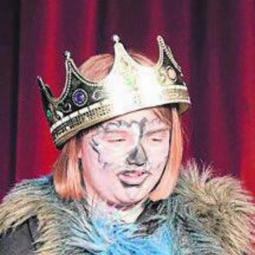 Bunte Show in der Traumfabrik - Wie eine Königin: Mit einer Krone auf dem Kopf geht die Vorstellung bestens.