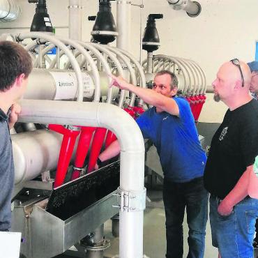 Hervorragende Ergebnisse - Die Besichtigung einer Hydrozyklon-Abwasserreinigungsanlage in Bilten zeigt, wie diese an anderen Orten funktioniert. Bild: zg