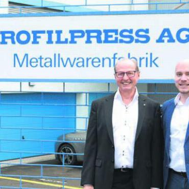 Harte Arbeit als Erfolgsrezept - Josef Nietlispach (links) übergibt die Geschicke der Profilpress AG an Adrian Trottmann – sie bleibt also in Beinwiler Hand. Bild: ake