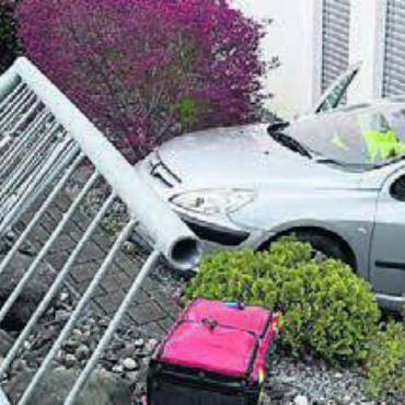 Geländer durchbrochen - Beim Unfall entstand beim Auto Totalschaden und beim Gebäude sowie am Geländer beträchtlicher Schaden. Bild: pz