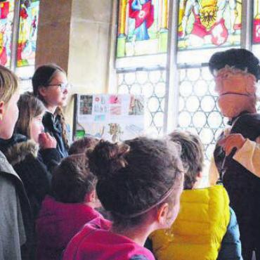 Durch die Augen der Kleinen - Gespannt lauschen die Kinder den Erzählungen der Figuren. Bild: cbl
