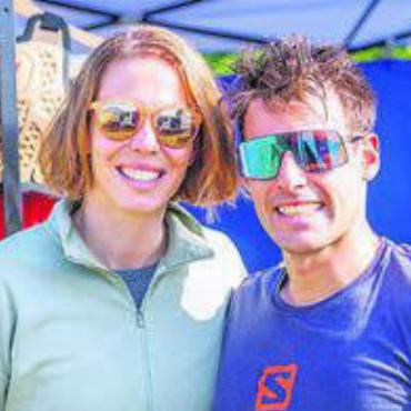 Von Skifahrern und Lokalmatadoren - Skistar Michelle Gisin (links) begleitete ihren Freund Luca De Aliprandini, der am Motocross mitgefahren ist.