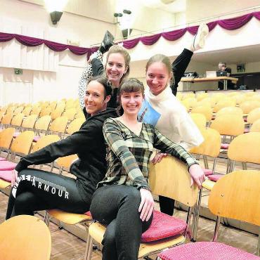 Vor dem Auftritt eine Gummischlange - Durch die gemeinsamen Ballettauftritte bei der Inszenierung der «Fledermaus» in Bremgarten zu einem verschworenen Tanzteam zusammengewachsen: Ladina Knoblauch, Nathalia Gnos, Marilena Fischer und Flavia Poli (von links) in den Zuschauerrängen des Casinos. Es fehlen: Emilie Hafner, Marlene Kämpf und Chiara Walliser. Bilder: Marco Huwyler, zg
