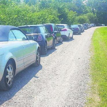 Geparkt werden muss woanders - Im Sommer 2022 wurden bis zu 40 parkierte Fahrzeuge gezählt. Solche Bilder gehören nun der Vergangenheit an.
