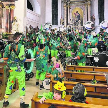 Narrentreiben in der Kirche - Beschwingte Guggenmusik erfüllte die Kirche St. Leodegar. Bild: zg