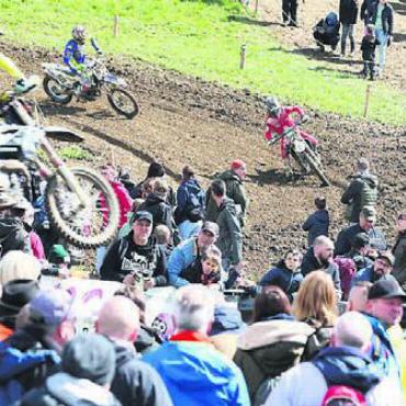 Fast versöhnlich - 4500 Menschen sahen am Sonntag Spektakel auf der Rennpiste. Bild: spr