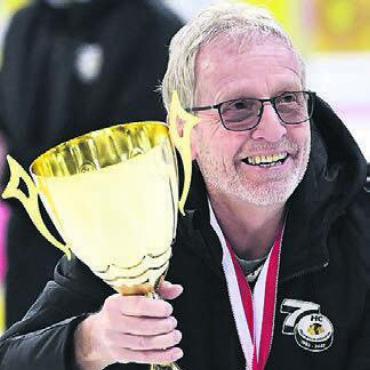 «Unglaublich» – Fi-Gö ist Meister - Coach Urs Simmen mit Pokal.