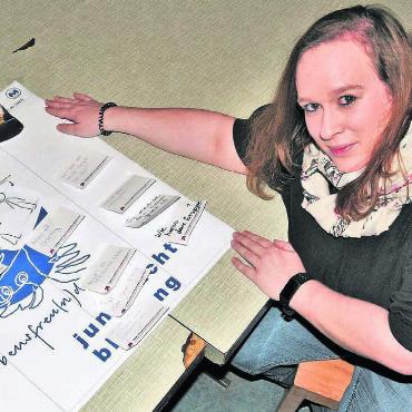 Neue Präses mit neuen Aufgaben - Am ersten Höck des Jahres trugen Präses Steffi Haller und die Blauringleiterinnen Erwartungshaltungen, gegenseitige Wünsche und künftige Ziele auf einem Plakat zusammen. Bild: zg