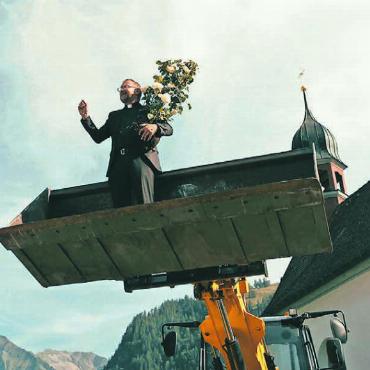 Er wird der nächste Papst - Der Pfarrer in der Baggerschaufel. Philipp Galizia als Elio im neuen Film «Les Sanspapiers», der am Samstag erstmals öffentlich gezeigt wird. Bild: zg