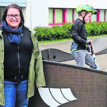 Wellenreiten auf dem Asphalt - Sabrina Willi, Präsidentin des Vereins für Eltern und Kind in Oberlunkhofen, ist begeistert von den vielen positiven Rückmeldungen zu dem Pumptrack. Bilder: Susanne Schild
