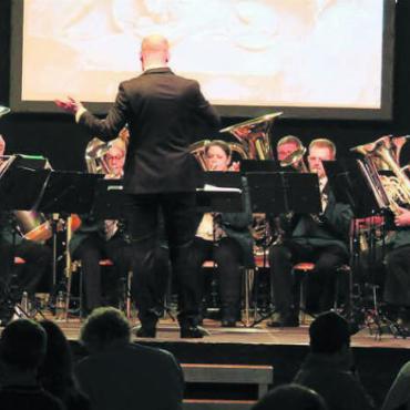 Luzerns musikalische Seite - Die erste Station an der musikalischen Führung durch die Leuchtenstadt, das Luzerner Löwendenkmal, begleitet vom Musikstück «Home of Legends» von Paul Lovatt-Cooper. Bilder: sas
