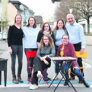 Zeigen, wie es sein könnte - Dass das Wetter passt und möglichst viele Murianerinnen und Murianer dabei sind –das erhoffen sich die Organisatorinnen der «Usestuehlete», hinten von links: Steffi Stutz, Valérie Weibel, Steffi Haller, Myrta Strebel und Josef Villiger; vorne von links: Muriel Käppeli und Lea Küng. Bild: Annemarie Keusch