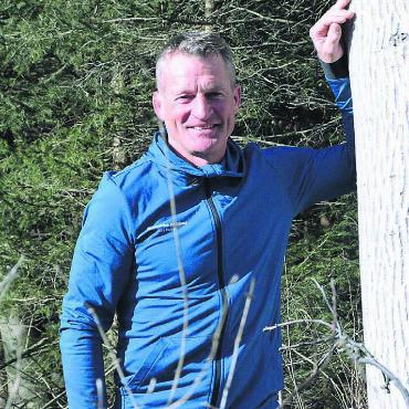 «Es ist definitiv mein Lebensjob» - Urs Huber und sein erster gesetzter Baum. «Man schaut zu ihnen und verfolgt ihr Wachstum. Sie können einem nur ans Herz wachsen.» Bild: Celeste Blanc