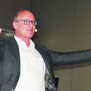 1,3-mal rund um die Erde - Präsident Pascal Gregor führte durch die GV: Es gab nur Positives zu vermelden. Bild: Daniel Marti