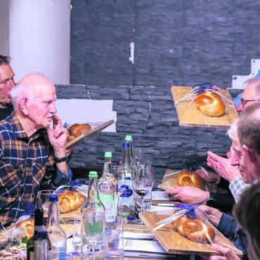 Ein neues Logo - Präsidentin Anita Frey übergibt Geschenke an die treuen Mitglieder und dankt für ihre Verdienste. Bild: zg