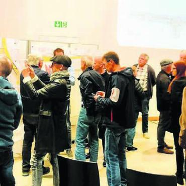 «Ein gewaltiges Projekt» - Eifriges Studieren der Pläne: Im Zeughaussaal wurde über das Projekt informiert.
