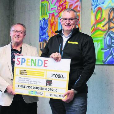 Für guten Zweck versteigert - Eine Freude für beide Beteiligten: Lukas Bättig von der Bütler Elektro Telecom AG (rechts), der das Bild ersteigerte, und Uwe Tischer, Geschäftsleiter der Stiftung Roth-Haus. Bild: zg