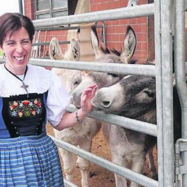 Gelebte Tradition - Eveline Waldvogel in ihrer Freiämter Sonntagstracht auf dem Siebeneichenhof. Bild: sus