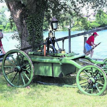 Handdruck-Spritze im Einsatz - Beim Landeplatz der Rheinfähre im Paradies stand eine Handdruck-Spritze, hergestellt 1817 in der Giesserei von Conrad Fischer. Angehörige der Feuerwehr Wohlen demonstrierten, wie früher Feuer gelöscht wurde. Bild: zg