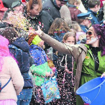 Fantastische Vorstellung - Die «Poltergeischter» aus Jonen sind als Bruchpiloten unterwegs und verteilen ordentlich Konfetti in die Menschenmenge. Bilder: Sabrina Salm