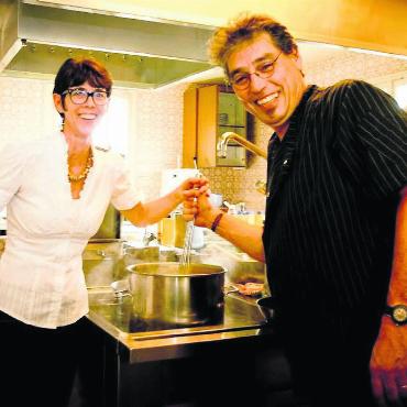Abschied vom «Scheuber» - Sie waren über 40 Jahre lang ein gutes Team – in ihrem Restaurant und auch privat: Lisbeth und Hugi Scheuber. Sein Tod bedeutete das Ende des Dorfrestaurants von Buttwil. Bild: zg