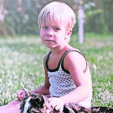 Coco Schwarz in Pink - Ein Bild aus der Kindheit in Wohlen: Coco Schwarz wurde als Samuel Fried geboren.