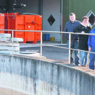 Das Herzstück steht noch an - Das ehemalige Vorklärbecken wird zum Standort der GAK-Filtration. Im Hintergrund steht das neue Gebäude der Schlammentwässerung. Dass das Projekt gut vorankommt, freut Manuel Meier (Abteilung Bau und Planung), Gemeinderätin Milly Stöckli und Clemens Schaffhauser und Paul Strebel von der ARA (von links). Bild: Annemarie Keusch
