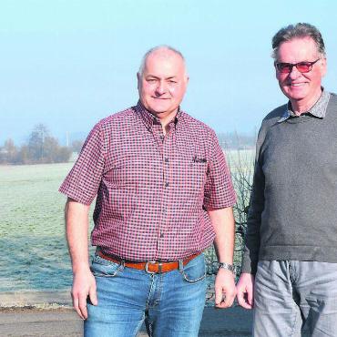 Gefeiert wird sowieso - Zwei, die sich seit Jahren kennen und beide in den Rottenschwiler Gemeinderat gewählt werden wollen: Jürg Walker (links) und Peter Huber. Bild: Annemarie Keusch