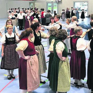 Einen Nachmittag miteinander tanzen - Beschwingter Aargauer Tanzsonntag in Merenschwand. 160 Tänzerinnen und Tänzer nahmen daran teil. Bild: zg