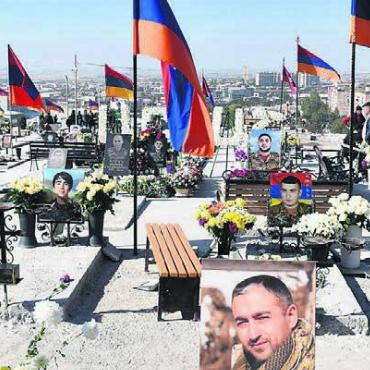 Armenien gegen Aserbaidschan - Ein Soldatenfriedhof in Berg-Karabach führt die brutalen Konflikte vor Augen. Bild: zg