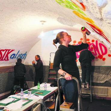 Graffiti im Pfarreistübli - Die Jugendlichen bei der Arbeit. Mit Farbe und Schrift gestalteten sie das Pfarreistübli neu. Bilder: zg