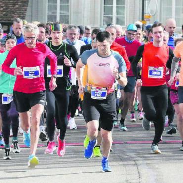 Mit Neuerungen zu alter Stärke - Zum 39. Mal wird in Bremgarten zum Reusslauf gestartet. Im nächsten Jahr feiert der Lauf ein Jubiläum. Bild: Archiv/jl