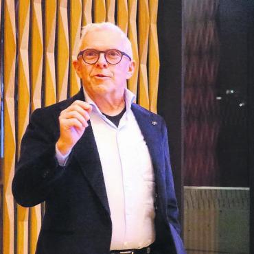 Im Herzen ein Freiämter - Der erfolgreiche Unternehmer, Pharmazeut, Sportfan und Visionär Hans-Peter Strebel berichtet über sein eindrückliches Leben. Bild: Susanne Schild
