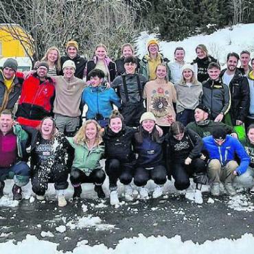 Nicht nur das Wetter ist entscheidend - Gruppenbild im Schnee: Die Turnerinnen und Turner des TV Merenschwand. Bild: zg